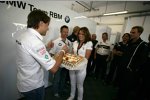 Augusto Farfus (BMW Team RBM) und die Torte...