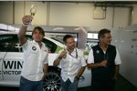 Andy Priaulx (BMW Team RBM) und Mario Theissen (BMW Motorsport Direktor) stoßen mit Augusto Farfus (BMW Team RBM) an