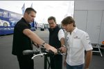 Mario Theissen (BMW Motorsport Direktor) und Augusto Farfus (BMW Team RBM) - mit dem neuen Bike