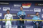Das Podium in Lauf 1: Alain Menu (Chevrolet), Augusto Farfus (BMW Team RBM) und Yvan Muller (Chevrolet) 