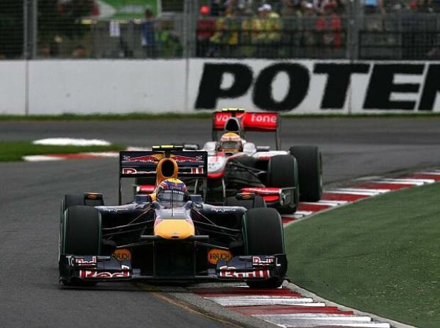 Mark Webber vor Lewis Hamilton