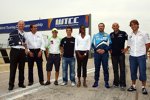 Gruppenfoto in Valencia: Julio García, Jean-Louis Dauger und Niurka Montalvo mit den WTCC-Piloten