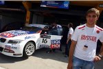 Vitaly Petrov (Renault) in der Boxengasse der WTCC