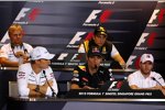 Pressekonferenz in Singapur, oben: Heikki Kovalainen (Lotus) und Vitaly Petrov (Renault); unten: Nico Rosberg (Mercedes), Mark Webber (Red Bull) und Nick Heidfeld (Sauber) 