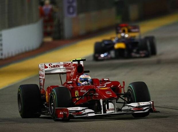Fernando Alonso vor Sebastian Vettel