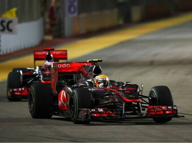 Lewis Hamilton vor Jenson Button Lewis Hamilton vor Jenson Button