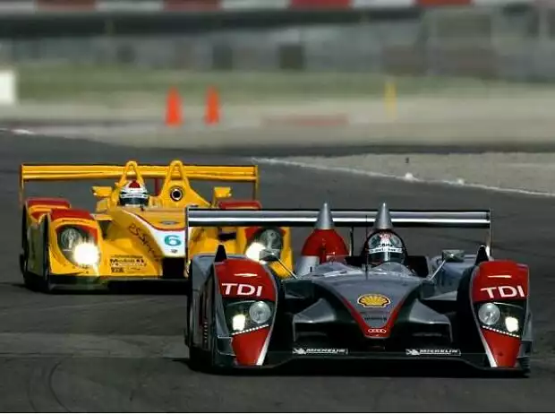 Audi R10 TDI vor einem Porsche RS Spyder Titel-Bild zur News: Audi R10 TDI vor einem Porsche RS Spyder