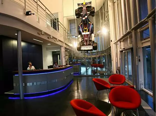 Rezeption der Red-Bull-Fabrik in Milton Keynes Titel-Bild zur News: Rezeption der Red-Bull-Fabrik in Milton Keynes