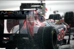 Jaime Alguersuari (Toro Rosso), im Bilderhintergrund Michael Schumacher (Mercedes) 