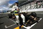 Bruno Senna (HRT) und der 1986er Lotus-Renault seines Onkels Ayrton Senna