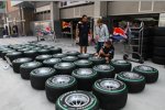Sebastian Vettel (Red Bull) inspiziert seine Reifen