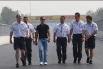 Ross Brawn (Teamchef), Michael Schumacher (Mercedes) und Andrew Shovlin (Renningenieur) gehen die Strecke ab