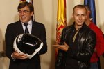 Jorge Lorenzo (Yamaha) überreicht einen seiner 