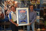 Carlos Sainz und Malcolm Wilson mit der Plakette zum 200. WRC-Event von M-Sport