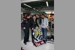Christian Horner (Teamchef), Bernie Ecclestone (Formel-1-Chef), Sebastian Vettel (Red Bull) und das Geschenk zum 80. Geburtstag