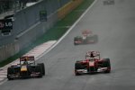 Fernando Alonso (Ferrari) geht an Sebastian Vettel (Red Bull) vorbei