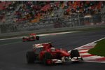 Fernando Alonso (Ferrari) vor Lewis Hamilton (McLaren) 