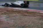 Kamui Kobayashi lässt im Sauber den Schlamm links liegen