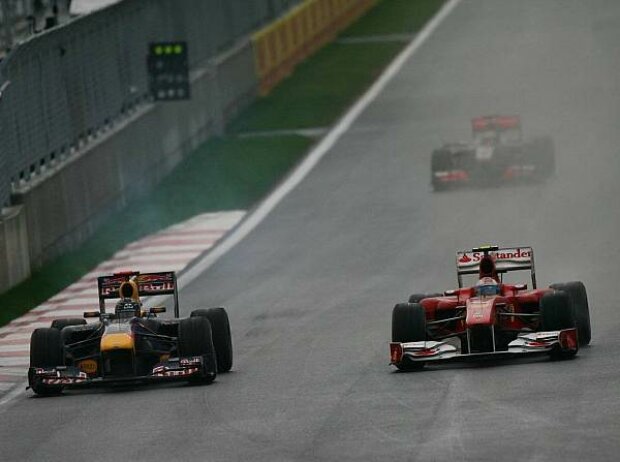 Fernando Alonso überholt Sebastian Vettel