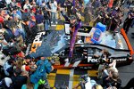 Denny Hamlin (Gibbs) feiert