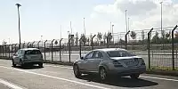 Bild zum Inhalt: Erprobungsfahrzeug von Mercedes-Benz lenkt im Stau selbstständig