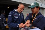 Tom Coronel (SR) signiert das Programmheft