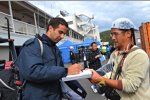 Mehdi Bennani (Wiechers) erfüllt Autogrammwünsche