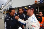 Andy Priaulx (BMW Team RBM) lässt sich beglückwünschen