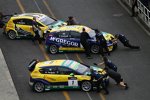 Die Teamkollegen Gabriele Tarquini, Tom Coronel und Tiago Monteiro (SR) an der Box