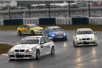 Andy Priaulx (BMW Team RBM) und Augusto Farfus (BMW Team RBM) im Regen von Japan