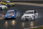 Andy Priaulx (BMW Team RBM) im Duell mit Robert Huff (Chevrolet) 