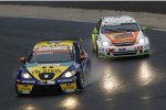 Tom Coronel (SR) im Zweikampf mit Yukinori Taniguchi (Bamboo)