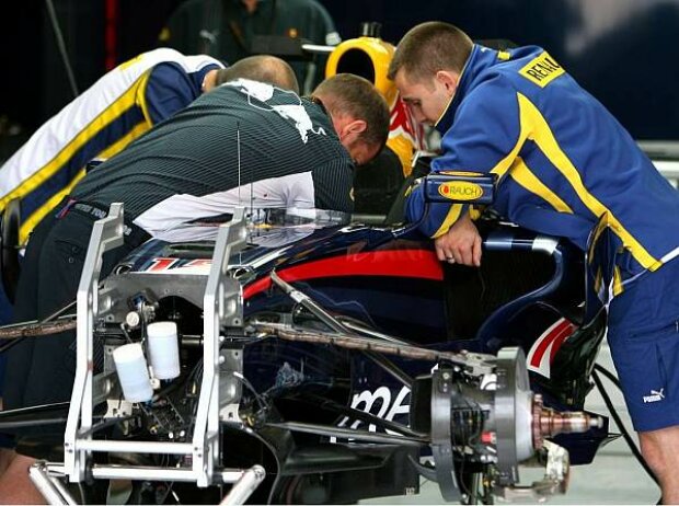 Titel-Bild zur News: Renault-Ingenieure bei Red Bull