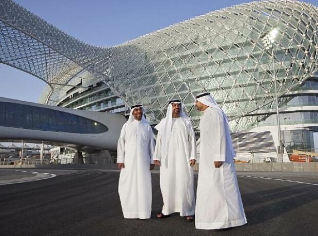 Scheichs vor dem Yas-Marina-Hotel Scheichs vor dem Yas-Marina-Hotel