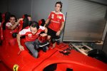 Felipe Massa und Fernando Alonso in der Ferrari World in Abu Dhabi