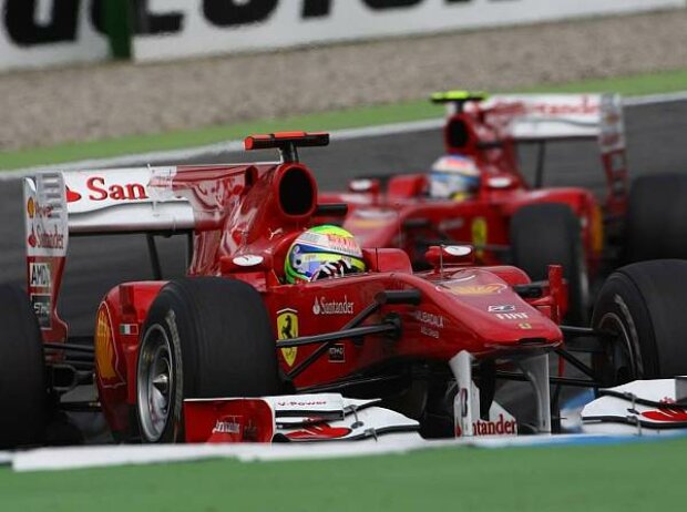 Felipe Massa vor Fernando Alonso