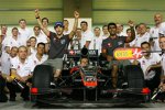 Gruppenbild bei HRT mit Bruno Senna, Christian Klien und Karun Chandhok