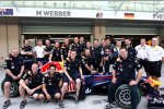 Mark Webber (Red Bull) und seine Crew