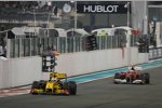 Vitaly Petrov (Renault) vor Fernando Alonso (Ferrari) 