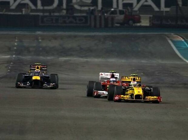 Vitaly Petrov vor Fernando Alonso und Mark Webber