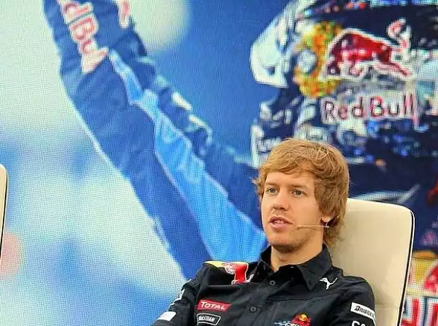 Mark Webber, Sebastian Vettel, Adrian Newey (Technischer Direktor), Christian Horner (Teamchef) Titel-Bild zur News: Mark Webber, Sebastian Vettel, Adrian Newey (Technischer Direktor), Christian Horner (Teamchef)