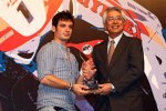 Sergio Hernandez (Proteam) erhält den Pokal für den ersten Platz bei den Privatfahrern. Der Spanier war bereits 2008 siegreich.
