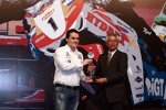Norbert Michelisz (Zengõ) wird mit der Trophäe für den besten Rookie 2010 ausgezeichnet.