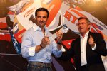 Yvan Muller (Chevrolet) bekommt den WM-Pokal aus den Händen von WTCC-Promoter Marcello Lotti - zum zweiten Mal nach 2008.