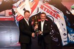 Chevrolet Europa Motorsport-Manager Eric Nève nimmt die WM-Trophäe für sein Team entgegen. Erstmals gewinnt eine GM-Marke eine FIA-WM.