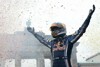 Vettel feiert vor dem Brandenburger Tor