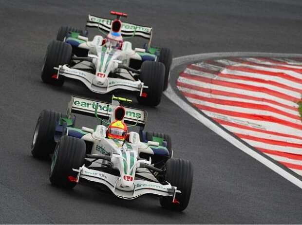 Rubens Barrichello vor Jenson Button Rubens Barrichello vor Jenson Button