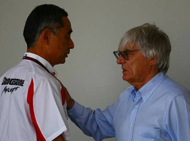 Titel-Bild zur News: Bernie Ecclestone (Formel-1-Chef), Hiroshi Yasukawa (Motorsportdirektor Bridgestone)