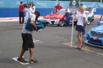 Ein Gridgirl posiert für das südafrikanische Fernsehen