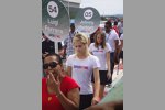 Gridgirls auf dem Weg zurück an die Box